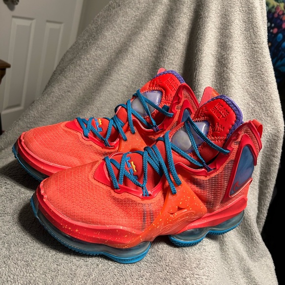 LeBron 19 “kings crown”